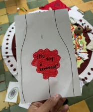 Dibujo de una silueta con una mancha roja y la pregunta «¿Me voy a equivocar?»