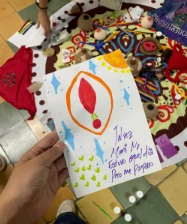 Dibujo de una gota roja con el mensaje «Tal vez mamá no estuvo ese día, pero me preparó»