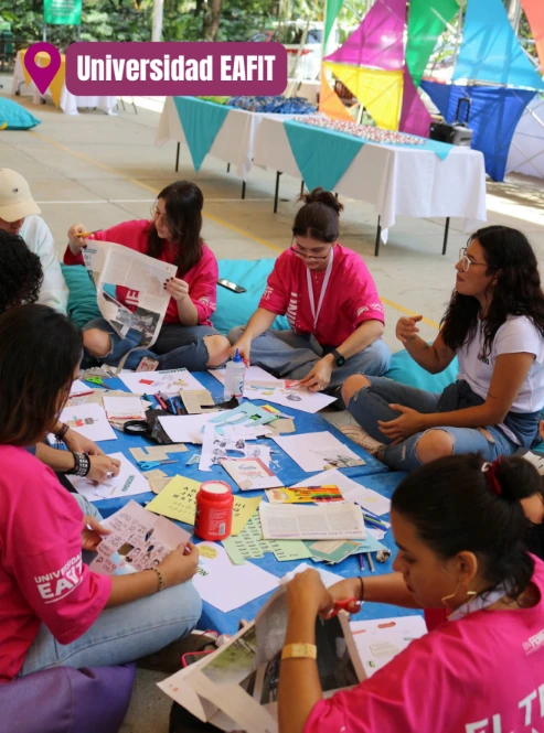 Equipo de Plural & Disruptivo en un taller comunitario en la Universidad EAFIT